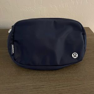 NWOT🍋 navy everywhere belt bag